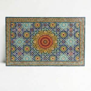 Peut inclure: Tablette rectangulaire en mosaïque avec un motif géométrique vibrant. Le motif présente un médaillon central orange entouré d'éléments en forme d'étoiles bleues, turquoise et dorées, encadré par une bordure turquoise et orange. Décoration.