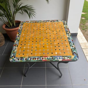 Marokkanischer Mosaiktisch Sahara Sun – Handgefertigter ockerfarbener Zellige-Terrassentisch, quadratischer Ess- und Couchtisch für den Außenbereich mit blau-grünem Rand