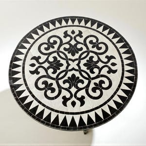 Mesa de mosaico marroquí: mesa redonda de patio hecha a mano en zellige en blanco y negro, mesa auxiliar o de centro colorida para exteriores, muebles de decoración para jardín.
