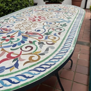 Tavolo ovale in mosaico marocchino – Zellige multicolore fatto a mano in blu, rosso, verde e giallo, tavolo da pranzo per esterni, giardino e patio