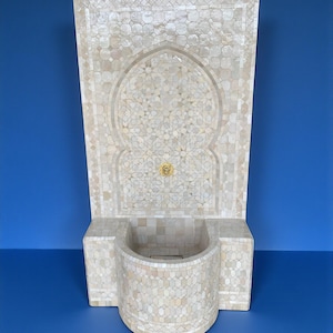 Fuente de pared de mosaico rústico marroquí personalizable: gris y beige, de mediados de siglo, para interior y exterior, ideal para su jardín o patio.