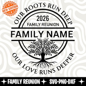 Puede incluir: Diseño en blanco y negro para una reunión familiar con el texto "Our Roots Run Deep" y "Our Love Runs Deeper". El diseño incluye un gráfico de árbol y el año 2026. Las palabras "Family Name" están en una barra horizontal.