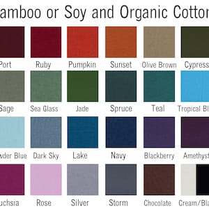Puede incluir: Una carta de colores que muestra 20 colores de tela diferentes, incluyendo Port, Ruby, Pumpkin, Sunset, Olive Brown, Cypress, Sage, Sea Glass, Jade, Spruce, Teal, Tropical Blue, Powder Blue, Dark Sky, Lake, Navy, Blackberry, Amethyst, Fuchsia, Rose, Silver, Storm, Chocolate y Cream/Black.