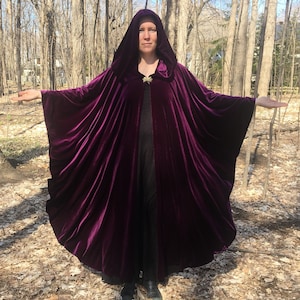 Pflaumenvioletter Samtmantel - Accessoire-Hände - individuelle Länge