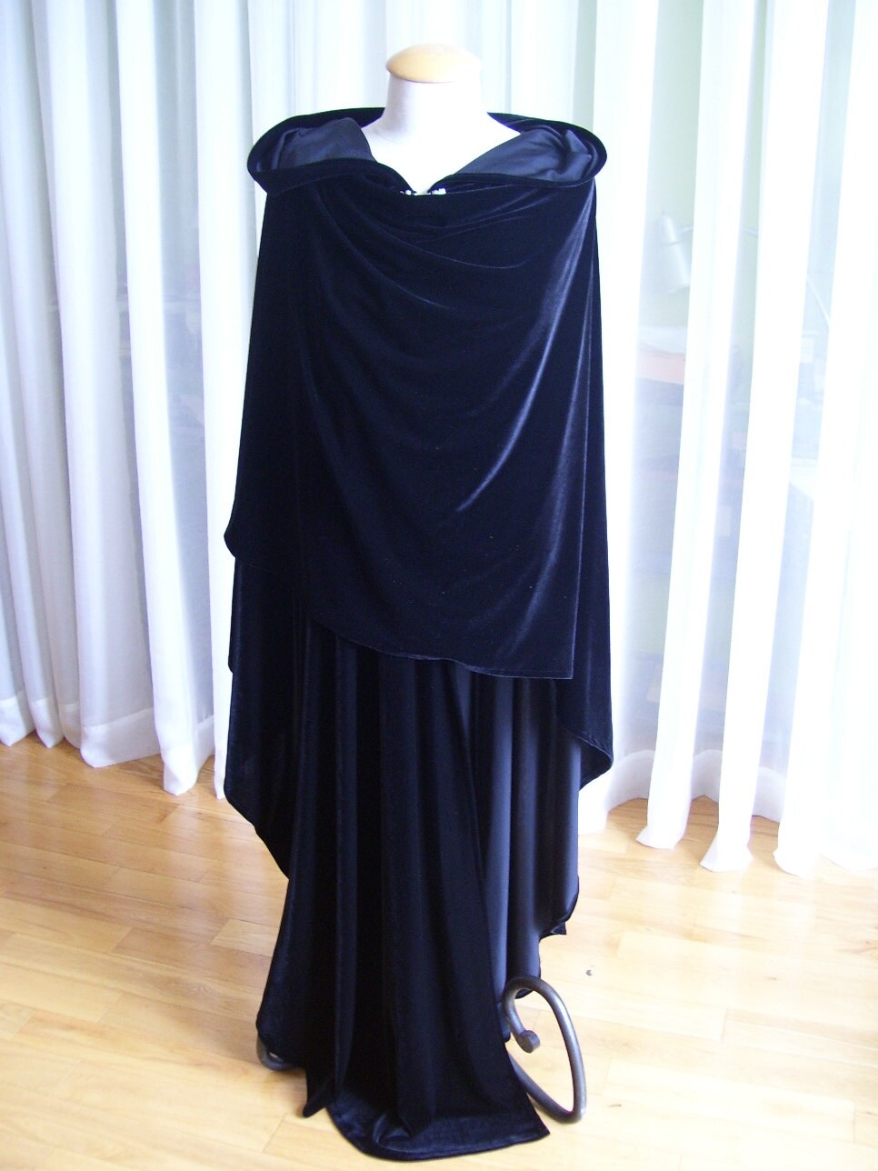 Capa con capucha de bruja de terciopelo negro - Elegante accesorio para disfraz de adulto, Negro Capa con capucha de bruja de terciopelo negro - Elegante accesorio para disfraz de adulto, Negro