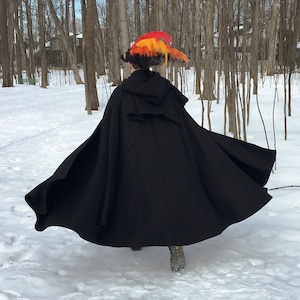 Schwarzer WOLL-Mantel mit Cape-Schal - individuelle Länge