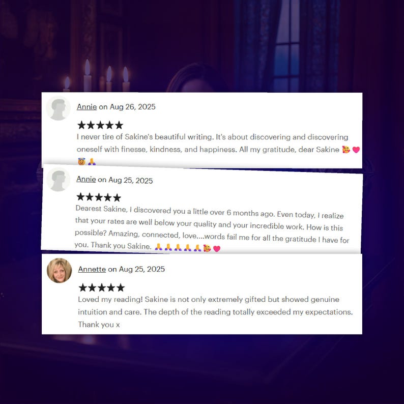 Pu&ograve; includere: Immagine di tre recensioni di clienti per Sakine, ciascuna con una valutazione a cinque stelle. Le recensioni sono su sfondi rettangolari bianchi con uno sfondo viola scuro. Le recensioni lodano la scrittura, la qualit&agrave; e l'intuizione di Sakine.