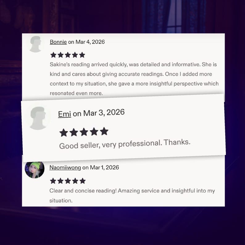 Pu&ograve; includere: Tre recensioni dei clienti su schede bianche su sfondo scuro. Le recensioni includono valutazioni a stelle e commenti sul servizio, come "dettagliato e informativo" e "servizio fantastico".