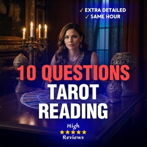 Può includere: Una donna è seduta a un tavolo con carte dei tarocchi, candele e oggetti decorativi. Il testo "10 QUESTIONS TAROT READING" è visualizzato in grandi lettere rosse e bianche. L'immagine include anche il testo "EXTRA DETAILED" e "SAME HOUR".