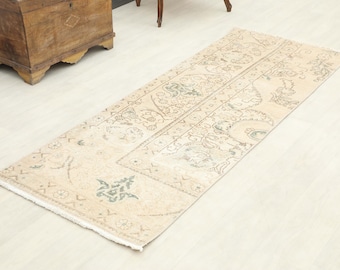 Alfombra Oushak turca vintage beige y verde de 2x6, tejida a mano en lana con motivos florales