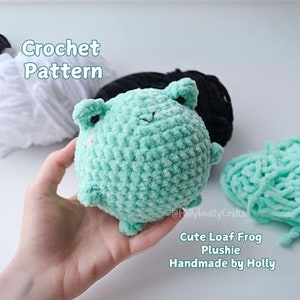 Puede incluir: Un patrón de crochet para un lindo peluche de rana verde. El patrón se llama "Cute Loaf Frog Plushie" y está hecho a mano por Holly.