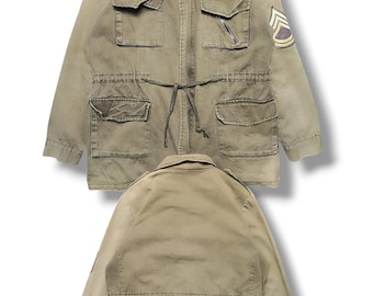Vintage Militär Feldjacke | Olivgrüner Gebrauchs-Mantel mit Patch | Grunge Streetwear Safari-Jacke