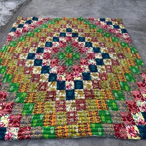 手作りのインド製パッチワークキルト、ヴィンテージカンタ、緑と赤の色合いのコットンブランケット、ホームデコレーション、寝具