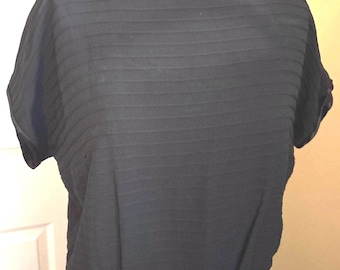 Zwarte wiggle-jurk uit de jaren 50: rayon crêpe cocktailjurk met satijnen detail