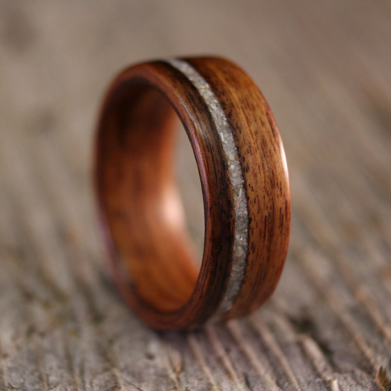 стега кольцами дерева. два кольца из дерева. обручальные кольца из дерева. кольца деревянные 120мм. обручальные кольца из дерева.