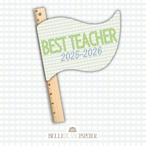 Può includere: Un cartello a forma di bandiera a scacchi verdi e bianchi con la scritta "BEST TEACHER 2025-2026". Un righello di legno è attaccato al cartello. Un regalo di apprezzamento per gli insegnanti.