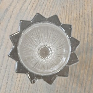 Pu&ograve; includere: Portacandele in vetro trasparente con un design a forma di stella. Il supporto ha una base a forma di stella e un interno a coste. Il vetro &egrave; trasparente. Un pezzo decorativo per candele.