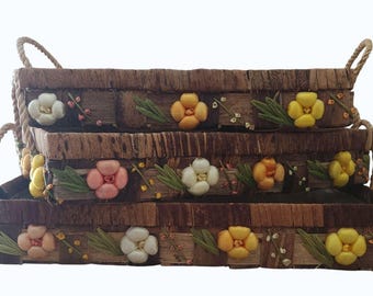 Vintage nestmanden uit het midden van de eeuw Set van 3 3D-braadpanhouders met raffia bloemen