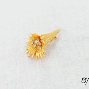 Castlecliff Signed Vintage Gold Tone and Rhinestone Trumpet Flower Brooch