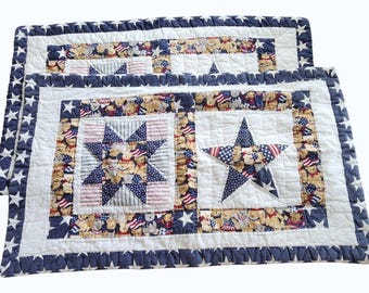 Fronhas acolchoadas Sunham 20x36 em algodão com estampa patriótica de ursinho de pelúcia e estrelas americanas.