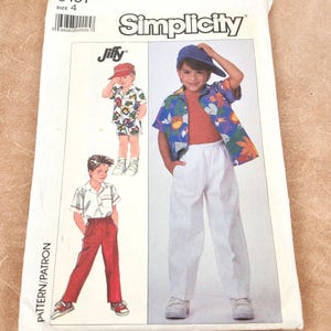 Könnte beinhalten: Ein Simplicity Jiffy Schnittmusterumschlag, Nummer 8157, Größe 4. Der weiße Papierumschlag zeigt Illustrationen von Kindern in verschiedenen Outfits, darunter ein kurzärmeliges gemustertes Hemd, eine Hose und eine Kappe, mit Text.
