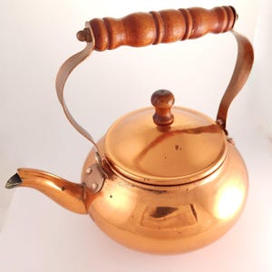 Bollitore da tè vintage in rame con manico in legno tornito e pomello in ottone - Stile rustico MCM