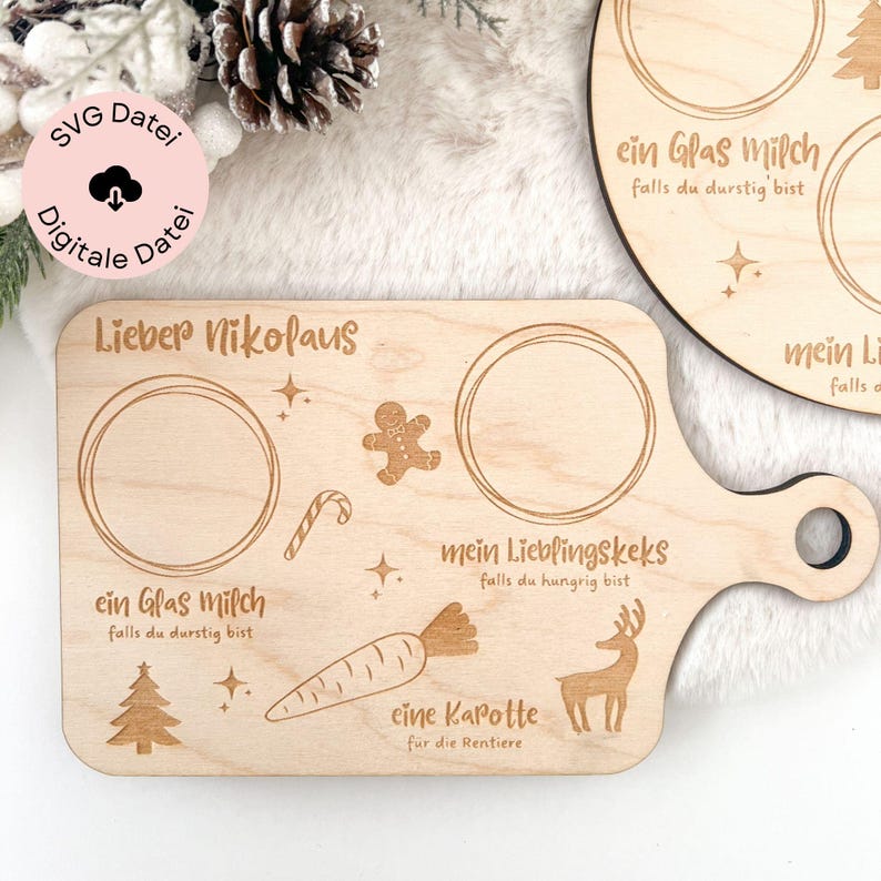 Op de afbeelding: Houten serveerplank met gegraveerde tekst en illustraties. De plank heeft de tekst "Lieber Nikolaus", cirkels voor melk en koekjes, en afbeeldingen van een peperkoekmannetje, zuurstok, wortel en rendier.