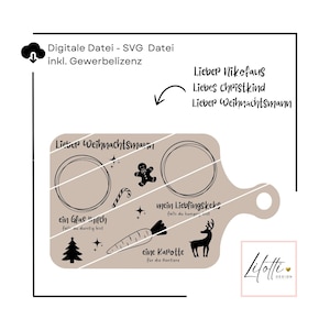 Op de afbeelding: Een bruin houten serveerplank met een handvat, met zwarte illustraties en Duitse tekst. Het ontwerp bevat cirkels, een peperkoekmannetje, een wortel en een hert. Ontworpen voor Kerstmis.