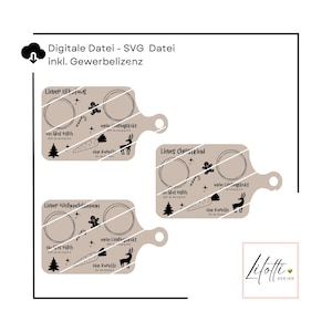 Op de afbeelding: Drie beige houten serveerplanken met een handvat, elk met een cirkelvormige inkeping en feestelijke illustraties. De planken hebben tekst in het Duits, waaronder "Lieber Weihnachtsmann" en "Liebes Christkind."