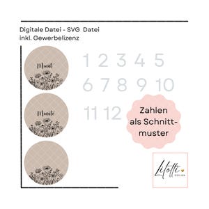 May include: Digital SVG file with the text "Digitale Datei - SVG Datei inkl. Gewerbelizenz". The image features three beige circles with floral designs and the word "Monat" and "Monate". Numbers 1-12 are also present.