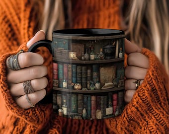 Puede incluir: Taza de café negra con una ilustración detallada de una estantería llena de libros, botellas y curiosidades. La taza tiene un interior y un asa negros. El diseño incluye varios colores, como el azul, el rojo y el marrón, creando una estética vintage.