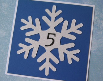 País das maravilhas do inverno, números de mesa de inverno em floco de neve azul e branco, números de mesa de casamento