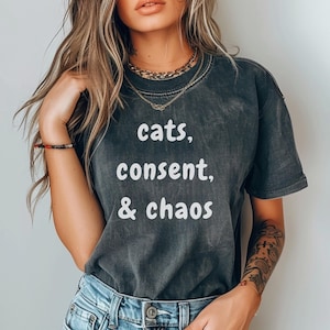 猫の同意と混沌の快適な色のシャツ、面白い猫好きのTシャツ、フェミニストDTGプリントのソフトなヴィンテージスタイル、彼女へのギフト、フェスティバルグラフィックTシャツ