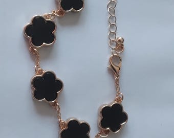 Elegant Daisy Bracelet with Mother-of-Pearl