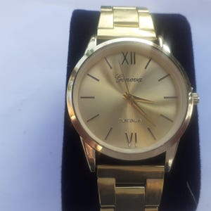 Wristwatch Round Face White Buckle Band Silver Tone Simple Stylish