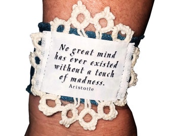 Inspirierendes Aristoteles Zitat Armband Manschette. Viktorianisches Goth Philosophie Geschenk. Gothic Steampunk Schmuck. Türkis Stoff, Stretch Armband.