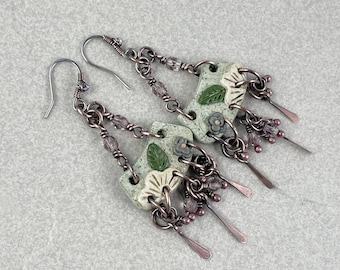 Boucles d'oreilles pendantes martelées en cuivre floral argile, boucles d'oreilles en cuivre fabriquées à la main avec enroulement de fil