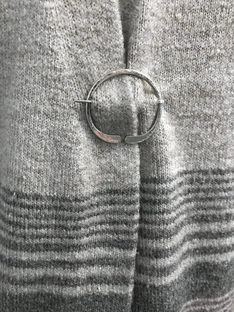 Châle penannular argenté, écharpe, pull, épingle, épingle viking, épingle en forme de cercle, disponible en 4 tailles différentes image 2