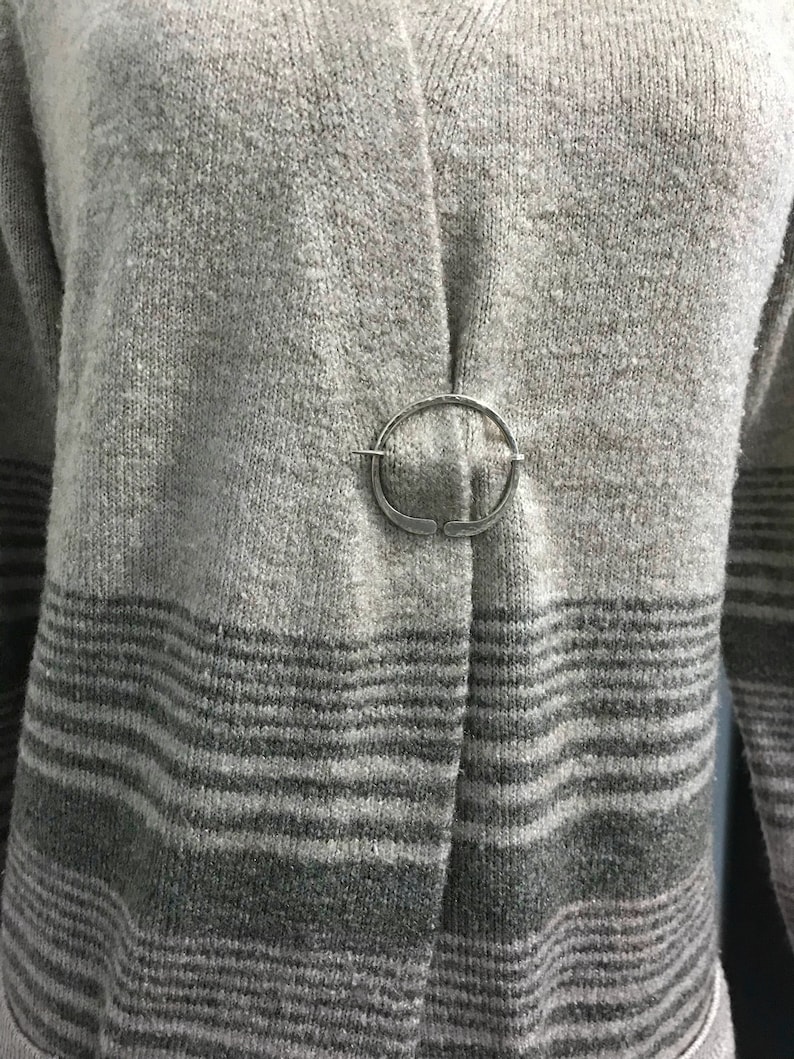Châle penannular argenté, écharpe, pull, épingle, épingle viking, épingle en forme de cercle, disponible en 4 tailles différentes image 3