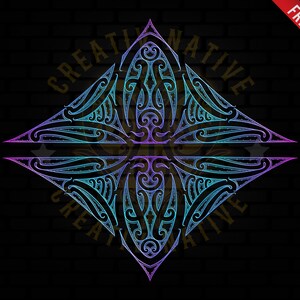 Könnte beinhalten: Ein blaues und violettes geometrisches Design mit komplizierten Mustern. Das Design hat die Form eines Diamanten und ist im Maori-Stil gehalten.