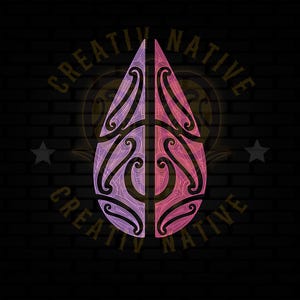 Pode incluir: Um design abstrato em rosa e roxo com padrões intrincados, rodeado pelo texto "CREATIVE NATIVE" em letras douradas.