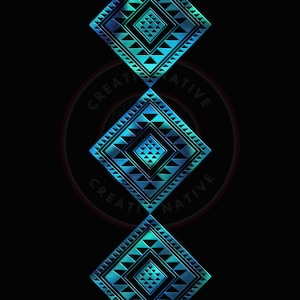 Puede incluir: Tres diseños en forma de diamante turquesa y azul con patrones geométricos están dispuestos verticalmente sobre un fondo negro. Cada diamante tiene un cuadrado central y está rodeado de triángulos. La palabra "CREATIVE" es visible en un patrón circular.