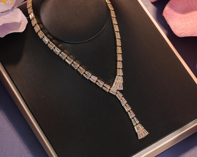 Elegant White Healing Crystal necklace | High-End Bridal Jewelry with Sparkling Gemstones, Perfect Bridesmaid Gifts