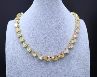 Collana in cristallo austriaco con illusione di chiaro di luna dorata: gioielli da sposa ispirati ad Anna Wintour