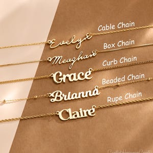 以下が含まれることがあります： Evelyn、Meaghan、Grace、Brianna、Claireという名前が入った5本のゴールドトーンのネームネックレス。各ネックレスは、Cable Chain、Box Chain、Curb Chain、Beaded Chain、Rupe Chainとラベル付けされた異なるチェーンスタイルと組み合わされています。