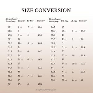 K&ouml;nnte beinhalten: Eine schwarz-wei&szlig;e Ringgr&ouml;&szlig;en-Umrechnungstabelle mit dem Titel SIZE CONVERSION. Die Tabelle enth&auml;lt Spalten f&uuml;r den Innenumfang in mm, UK-Gr&ouml;&szlig;e, US-Gr&ouml;&szlig;e und Durchmesser in mm. Der Text CraftedHarmonyCreate erscheint am unteren Rand des Bildes.