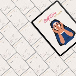 Puede incluir: Una tableta digital que muestra un planificador diario de autocuidado con un t&iacute;tulo rosa y blanco y una ilustraci&oacute;n de dibujos animados de una persona aplic&aacute;ndose una mascarilla facial. La tableta est&aacute; rodeada de m&uacute;ltiples p&aacute;ginas en blanco del planificador diario de autocuidado.