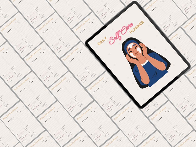 Puede incluir: Una tableta digital que muestra un planificador diario de autocuidado con un t&iacute;tulo rosa y blanco y una ilustraci&oacute;n de dibujos animados de una persona aplic&aacute;ndose una mascarilla facial. La tableta est&aacute; rodeada de m&uacute;ltiples p&aacute;ginas en blanco del planificador diario de autocuidado.