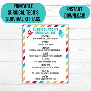 Może przedstawiać: Drukowana etykieta "Surgical Tech's Survival Kit" z listą przedmiotów takich jak kawa, ołówek, gumka do mazania, guma do żucia, Kit Kat, Snickers, buziaki i miętówki. Etykieta ma białe tło z tęczową obwódką i turkusowymi akcentami.