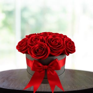 Caixa de rosas de fita – Caixa de presente de flores de cetim para ela, buquê de rosas artificiais romântico feito à mão em caixa – Decoração de casamento – Aniversário – Cartão personalizado